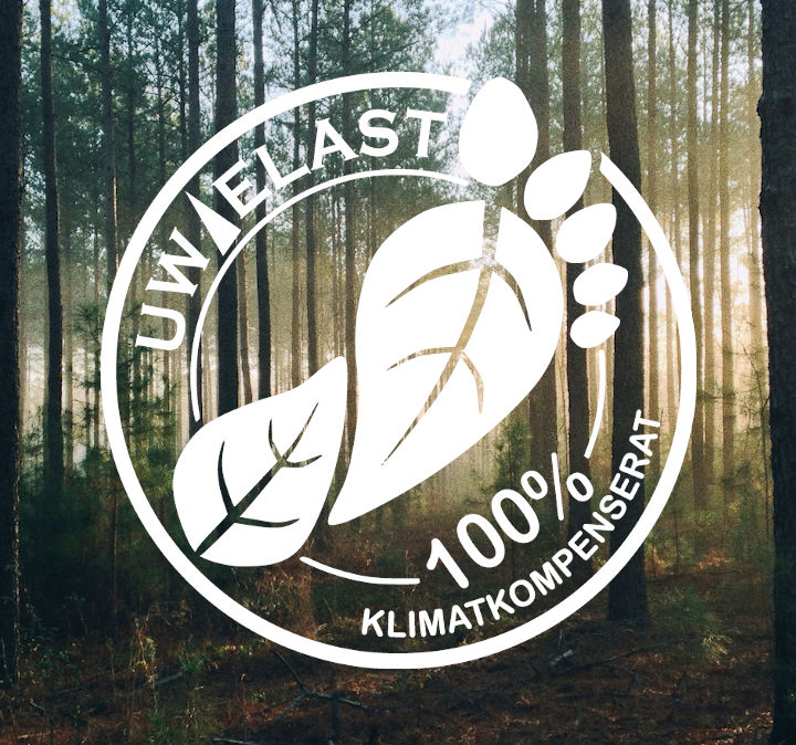 Logotyp framför skog